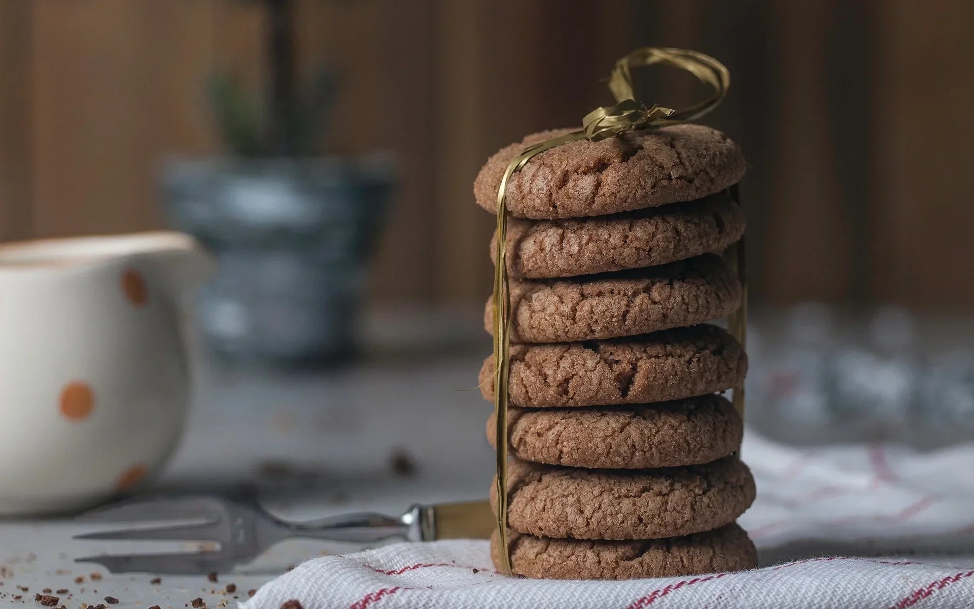 Nuss-Cookies gestapelt auf Esstisch
