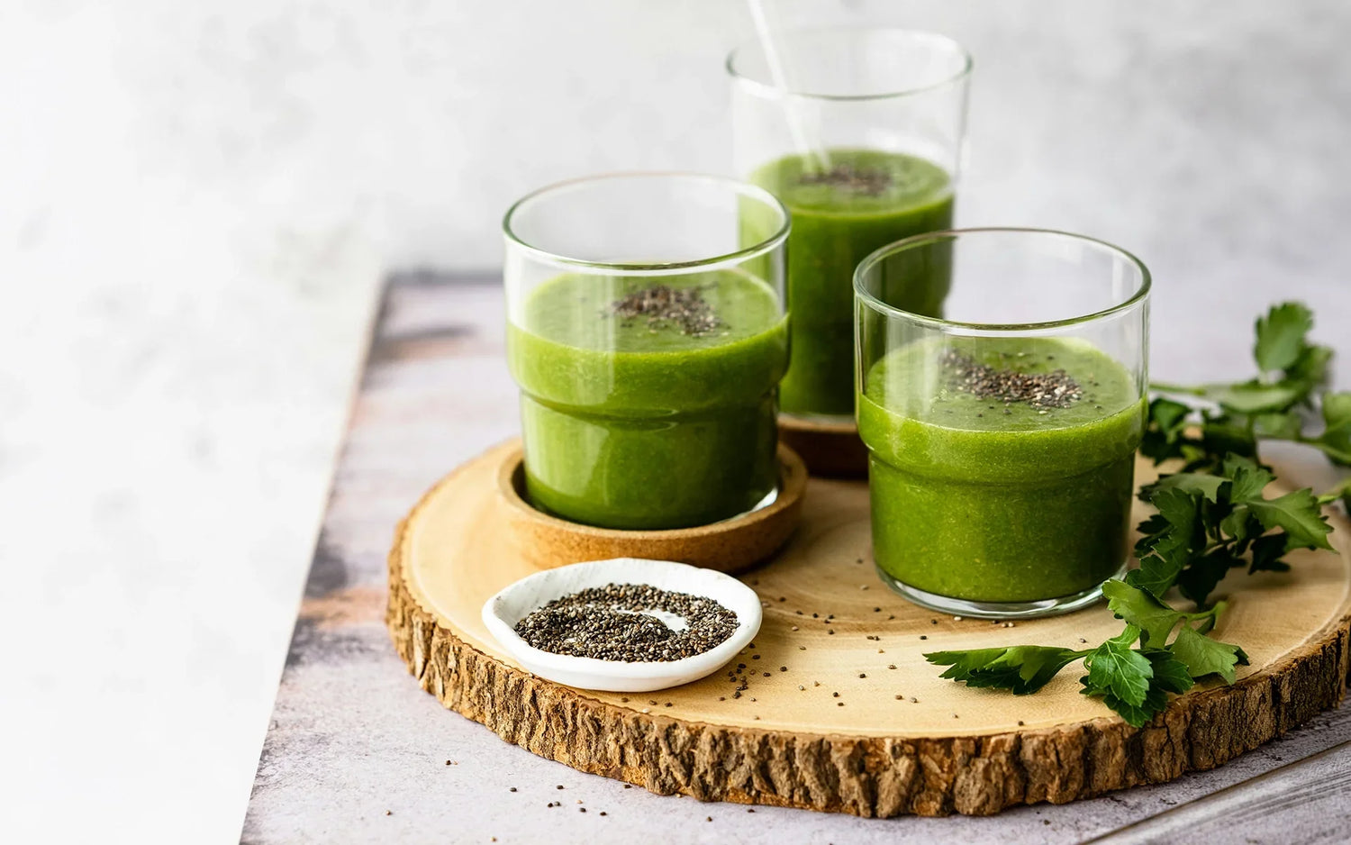 Grüne Shakes auf Holzteller
